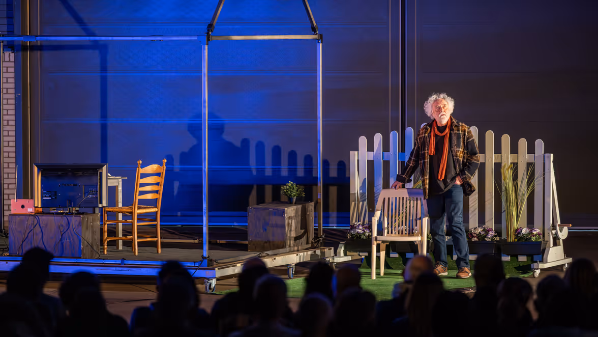 Een man acteert tijdens een theatervoorstelling 