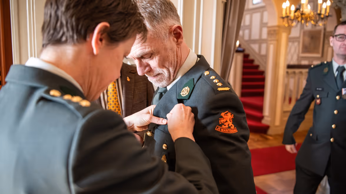Militair krijgt een medaille opgespeld. 