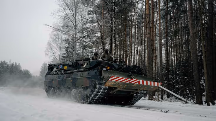 Een bergingstank, rijdend in de sneeuw