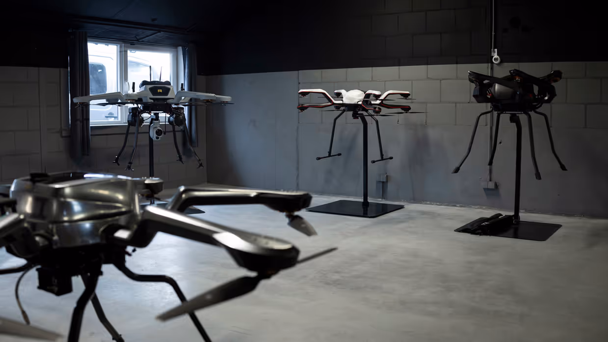 Een groep drones van Acecore op een standaard.