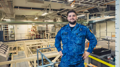 Korporaal TD Guus van Rensen schijnt met een zaklamp in een deel van de motor. Daarnaast een portretfoto van hem.
