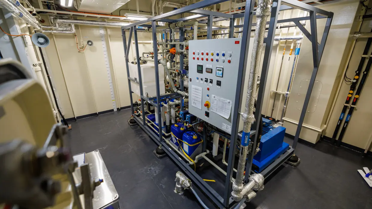 Een systeem om van zeewater drinkwater te maken. Dit bestaat uit een groot aantal buizen.