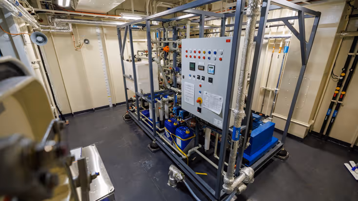 Een systeem om van zeewater drinkwater te maken. Dit bestaat uit een groot aantal buizen.