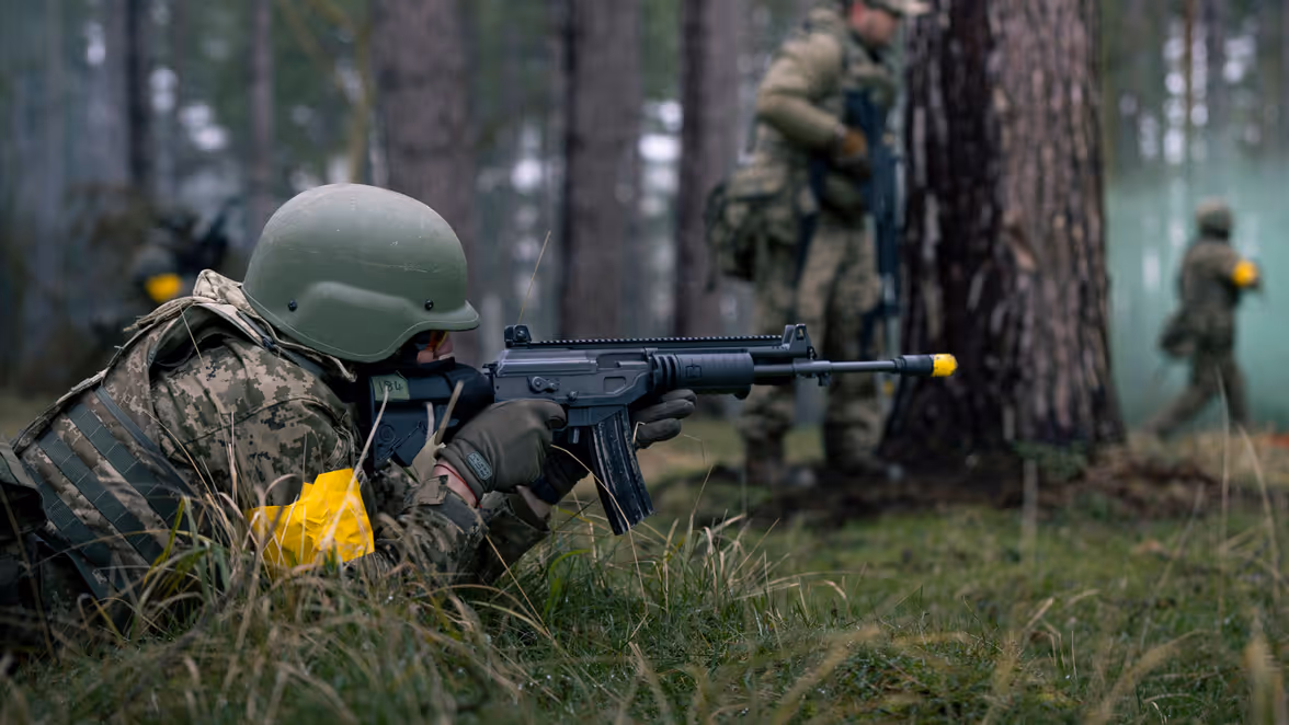  Een Oekraïense militair ligt met zijn geweer in de aanslag.