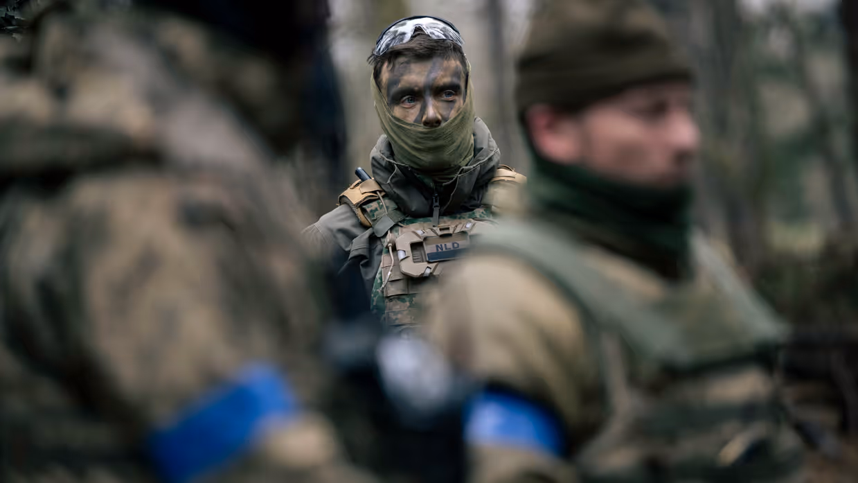 Luitenant Bas op de achtergrond en op de voorgrond onscherpe Oekraïense militairen. 