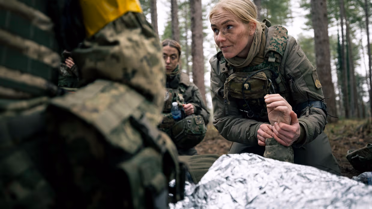 Sergeant Sanna geeft een ZHKH-instructie en laat zien hoe een hartslag te controleren is. 