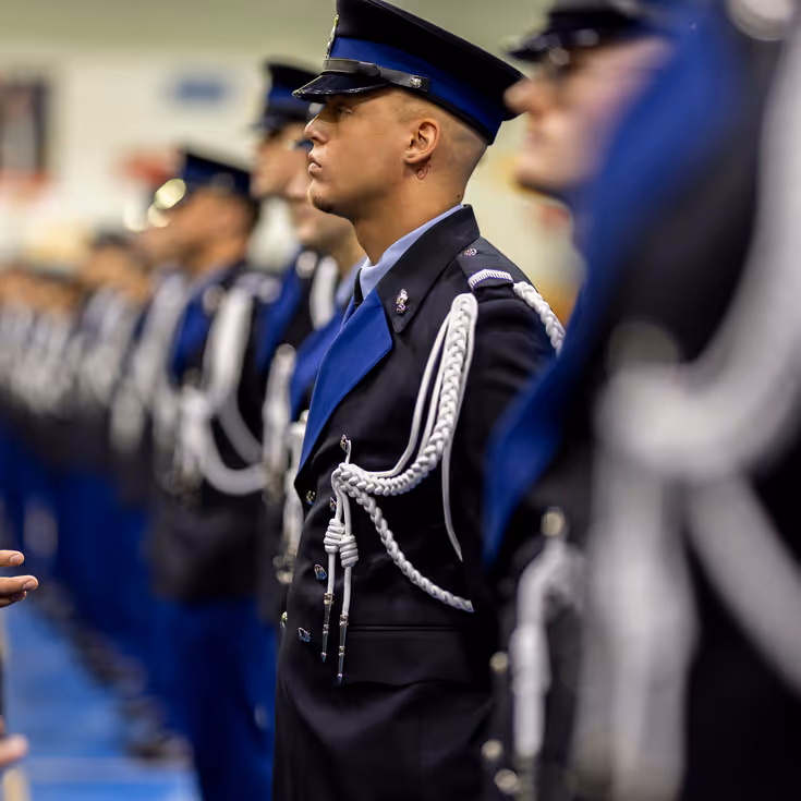 Marechaussee in operationeel tenue staat in de houding.