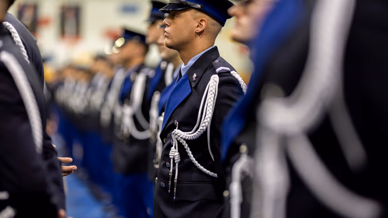 Marechaussee in operationeel tenue staat in de houding.