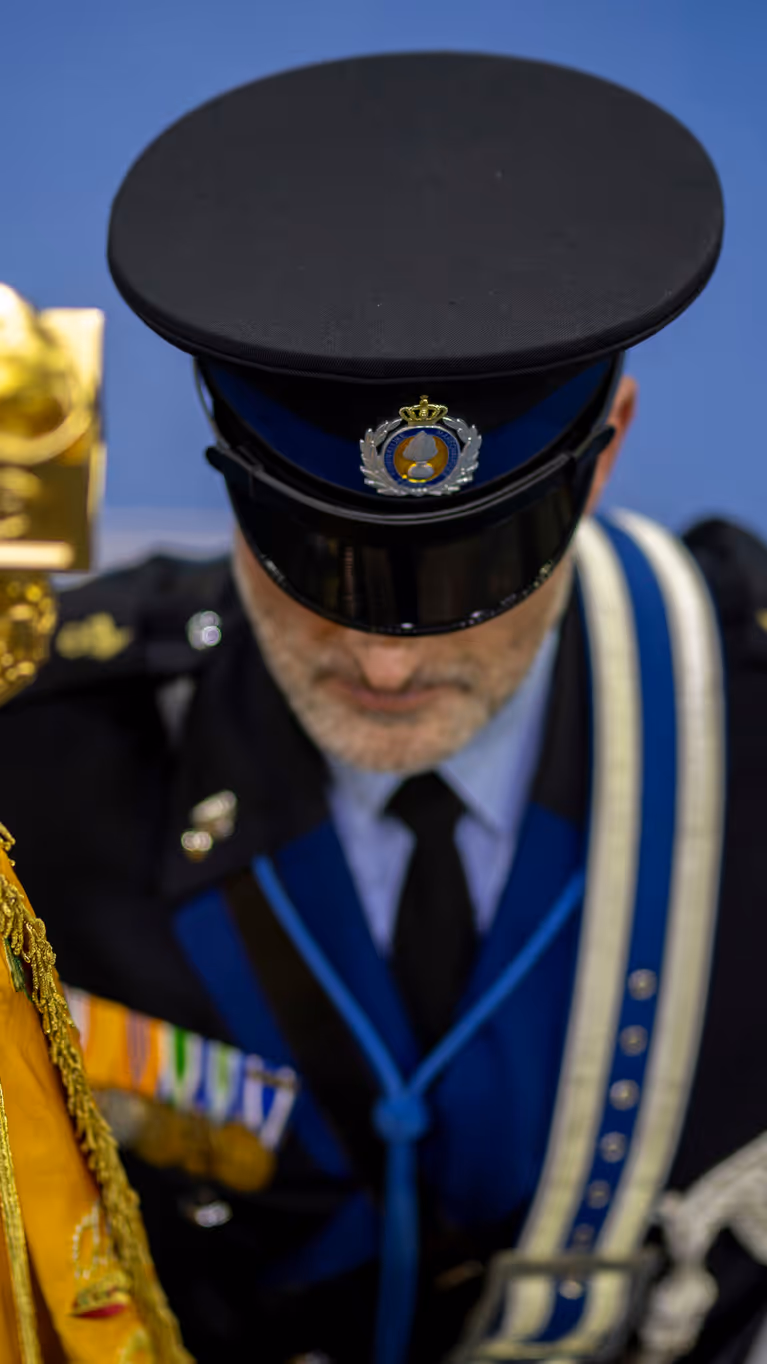 Marechaussee in ceremonieel tenue van bovenaf gezien 