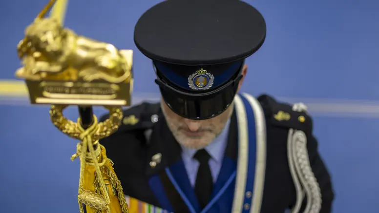 Marechaussee in ceremonieel tenue van bovenaf gezien 