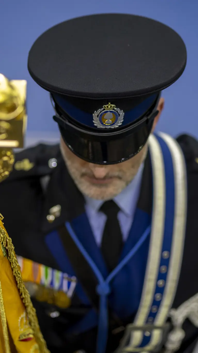 Marechaussee in ceremonieel tenue van bovenaf gezien 
