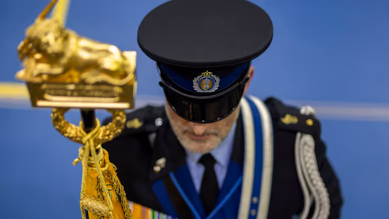 Marechaussee in ceremonieel tenue van bovenaf gezien 