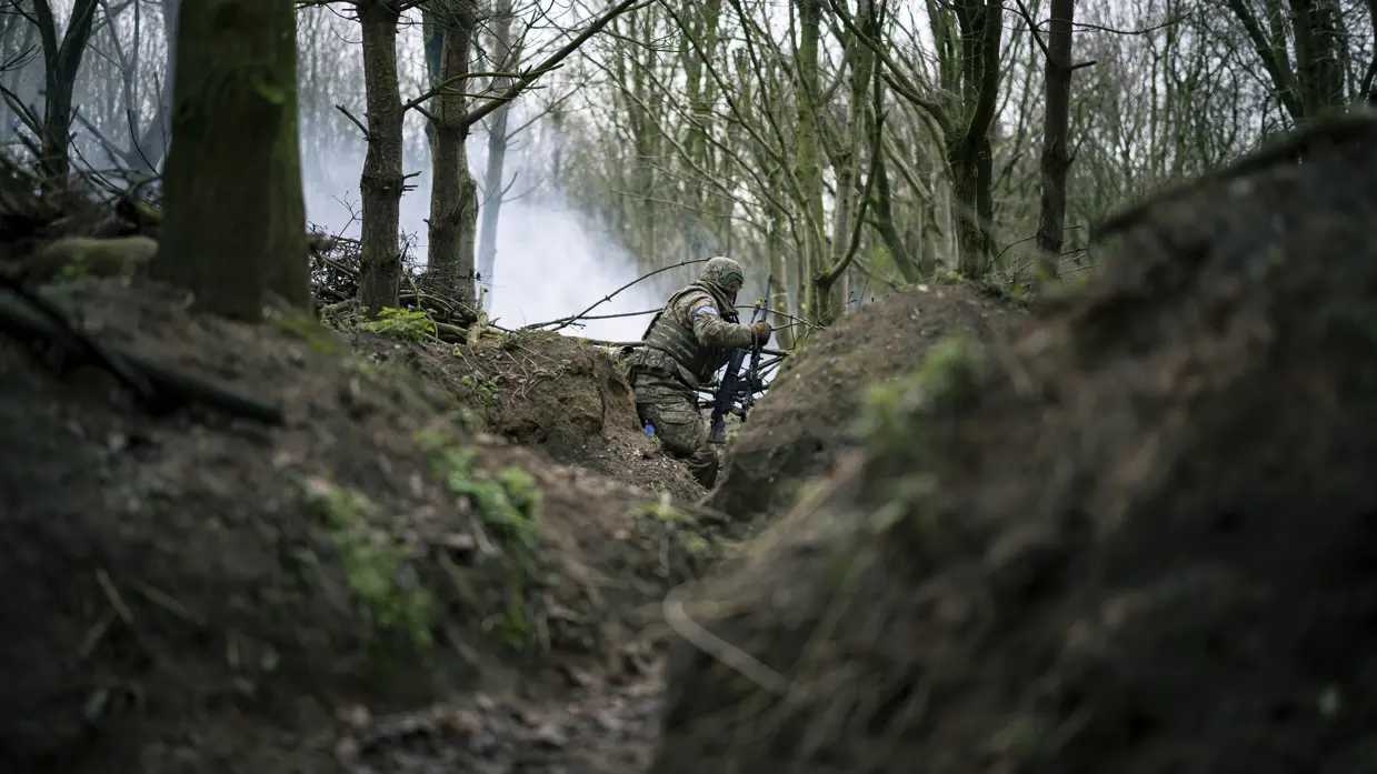 Militair in het bos bezig met een oefening