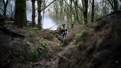 Militair in het bos bezig met een oefening