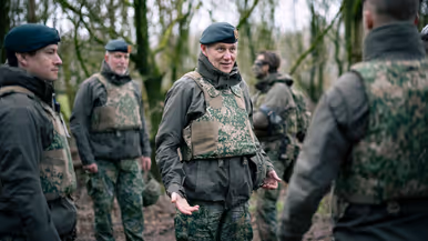 Een generaal spreekt zijn manschappen toe te velde.