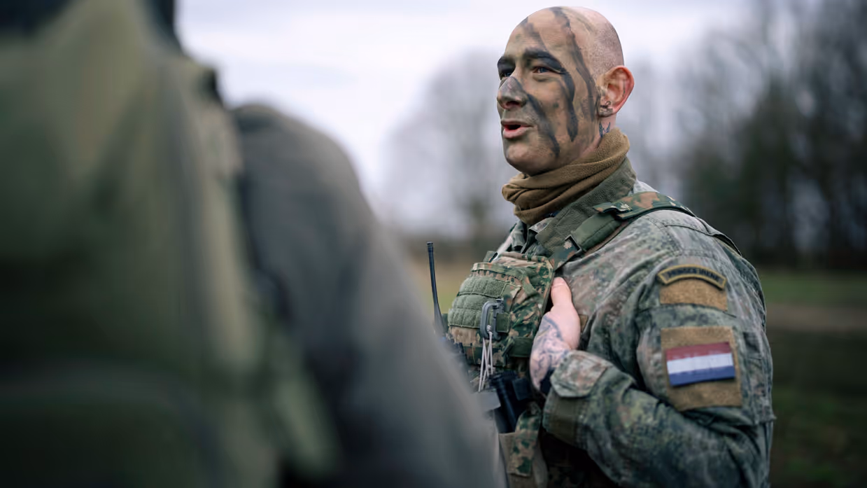 Sergeant Dave vrolijk in gesprek tijdens de pauze.