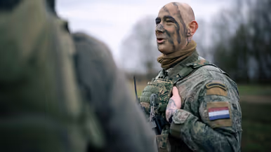 Sergeant Dave vrolijk in gesprek tijdens de pauze.