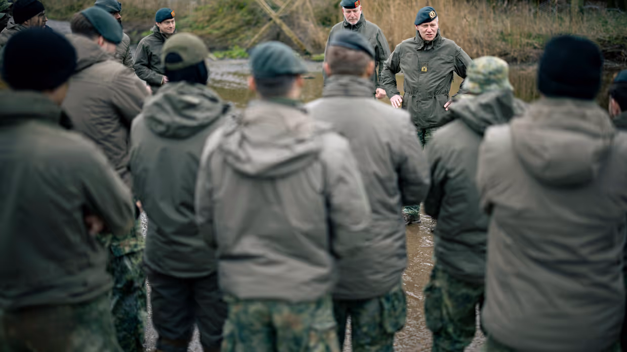 Een generaal spreekt zijn manschappen toe te velde.