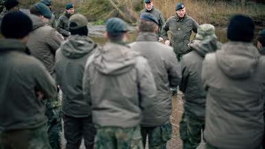 Een generaal spreekt zijn manschappen toe te velde.