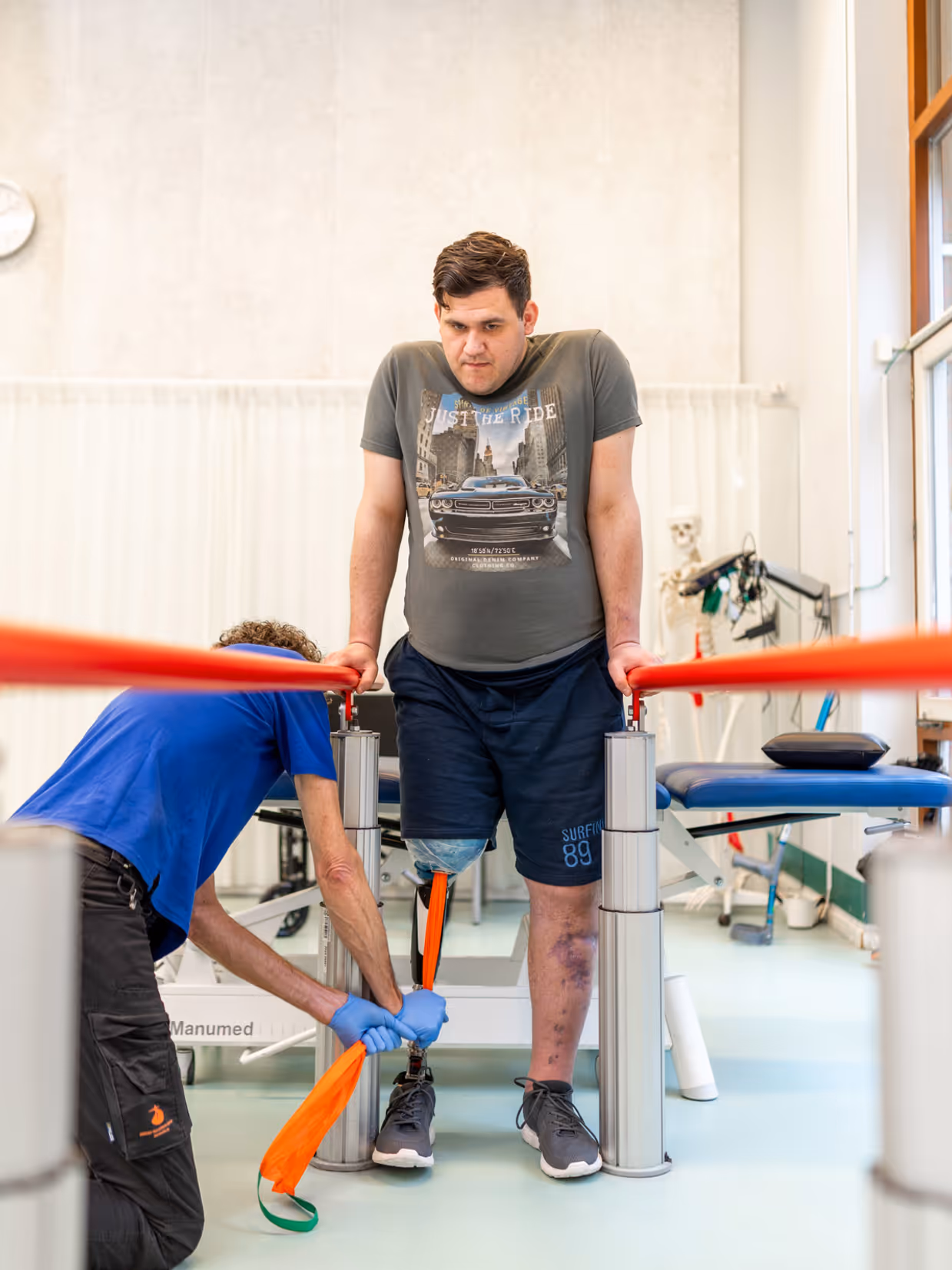 Sinds enkele maanden leert Mykhailo lopen met zijn prothese. De behandelingen in Doorn zijn intensief, maar werpen zijn vruchten af. 