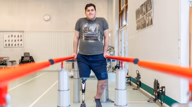 Sinds enkele maanden leert Mykhailo lopen met zijn prothese. De behandelingen in Doorn zijn intensief, maar werpen zijn vruchten af. 