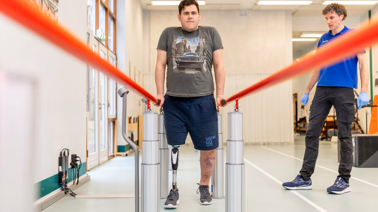 Een Oekraïense militair oefent met lopen aan de loopbrug. 