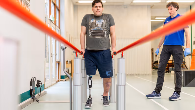 Een Oekraïense militair oefent met lopen aan de loopbrug. 