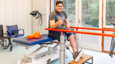 Sinds enkele maanden leert Mykhailo lopen met zijn prothese. De behandelingen in Doorn zijn intensief, maar werpen zijn vruchten af. 