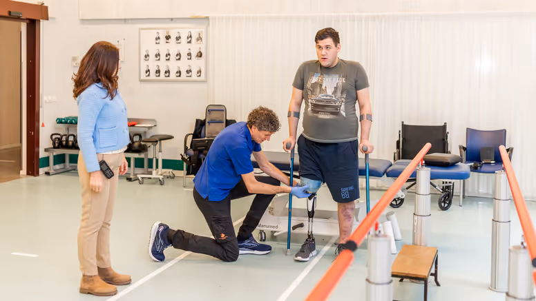 Een Oekraïense militair oefent aan de loopbrug. 
