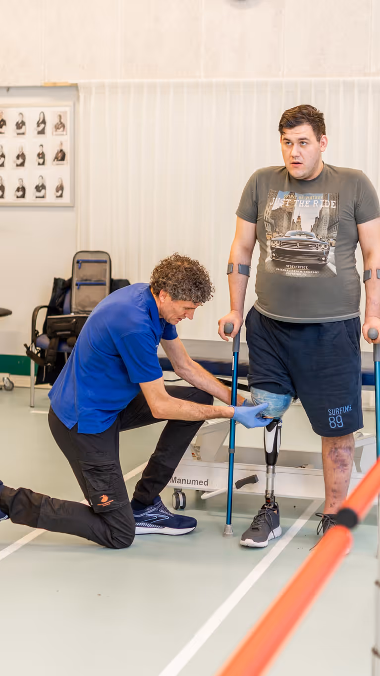 Een Oekraïense militair oefent aan de loopbrug. 