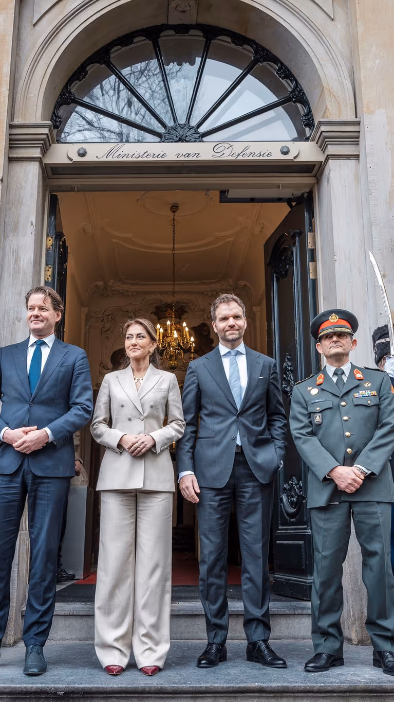 Nieuwe bewindslieden op de trap van het ministerie van Defensie. 