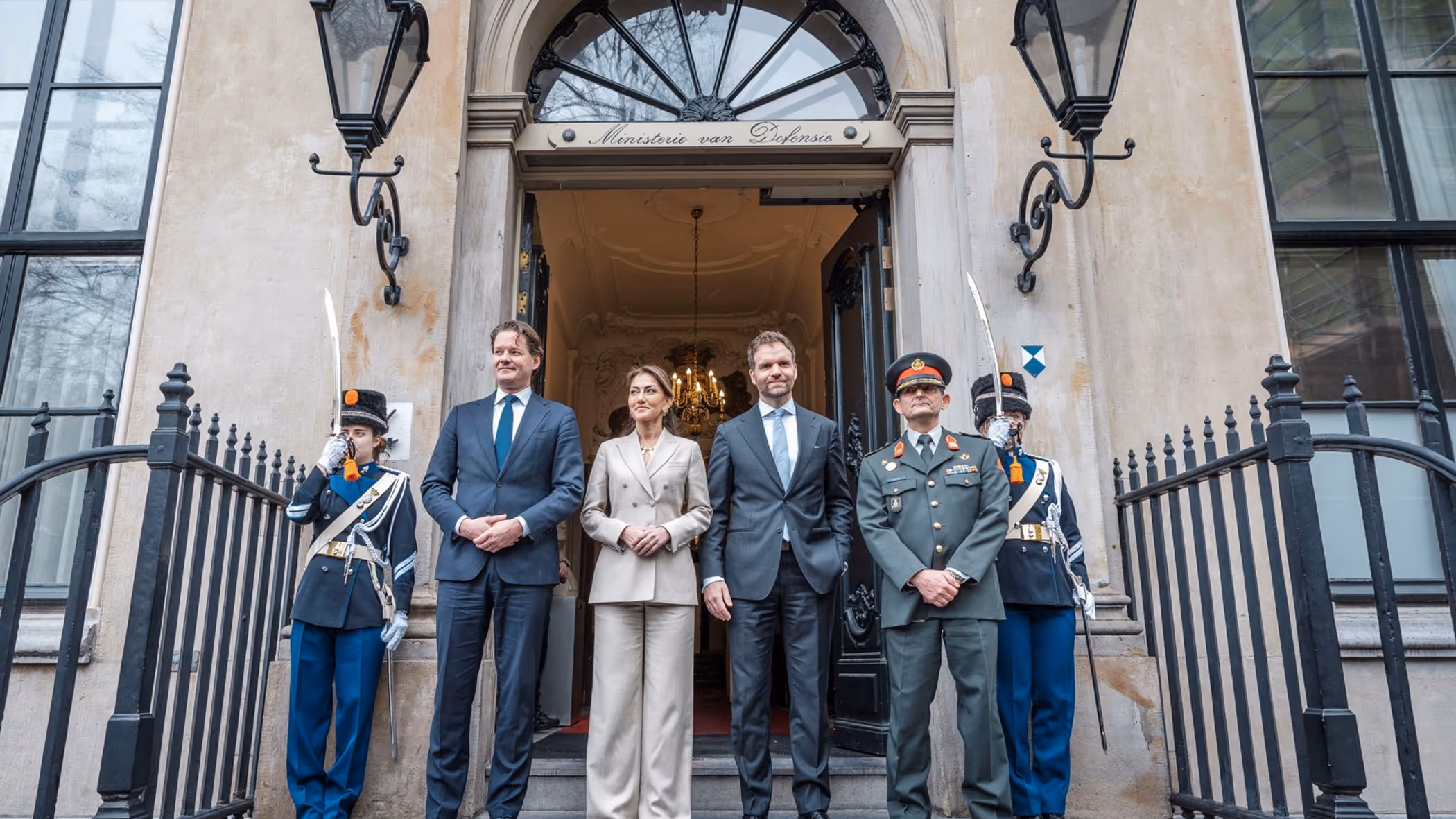 Nieuwe bewindslieden op de trap van het ministerie van Defensie. 