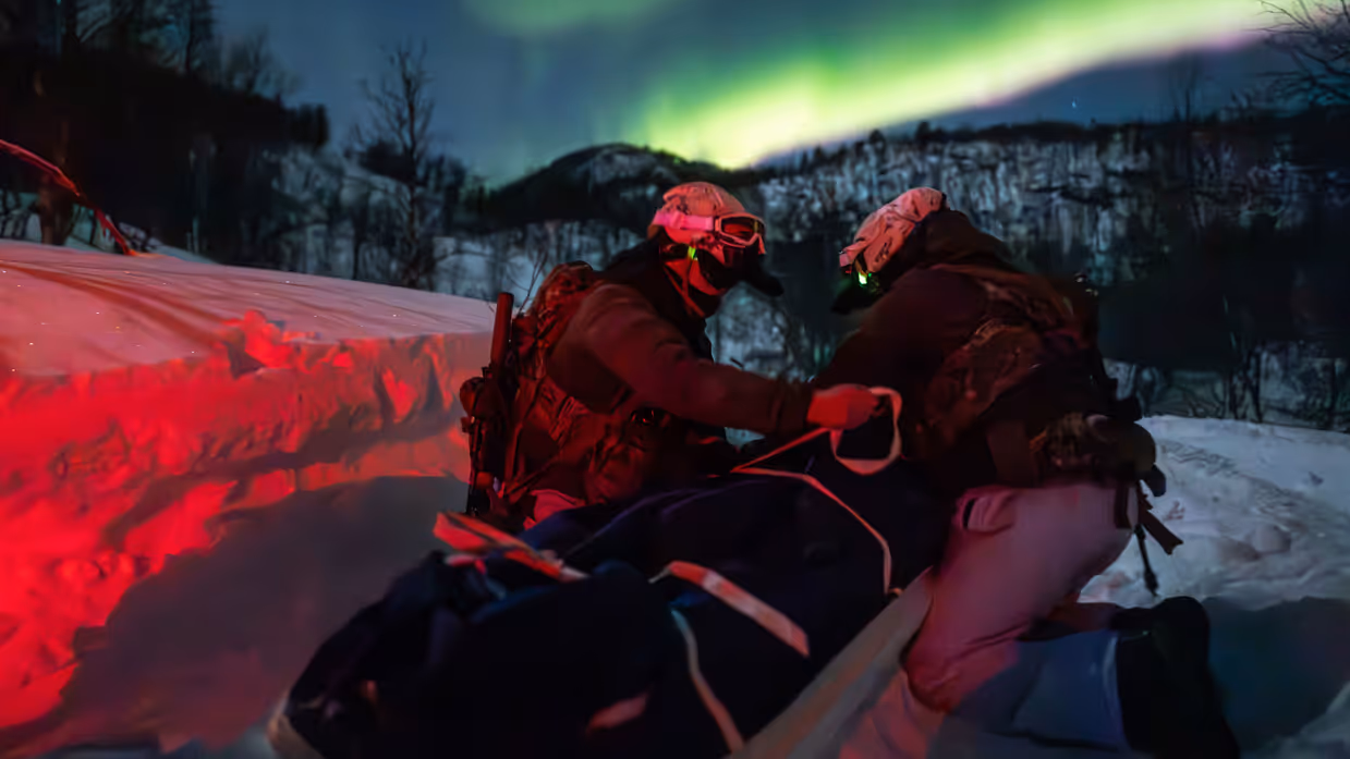 Twee mariniers overleggen tijdens een nachtelijke actie onze het Noorderlicht.