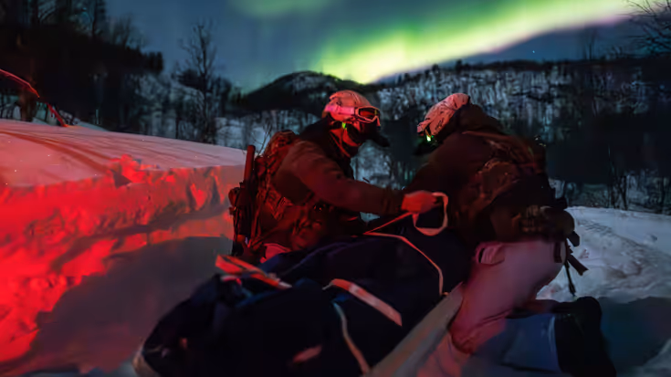 Twee mariniers overleggen tijdens een nachtelijke actie onze het Noorderlicht.