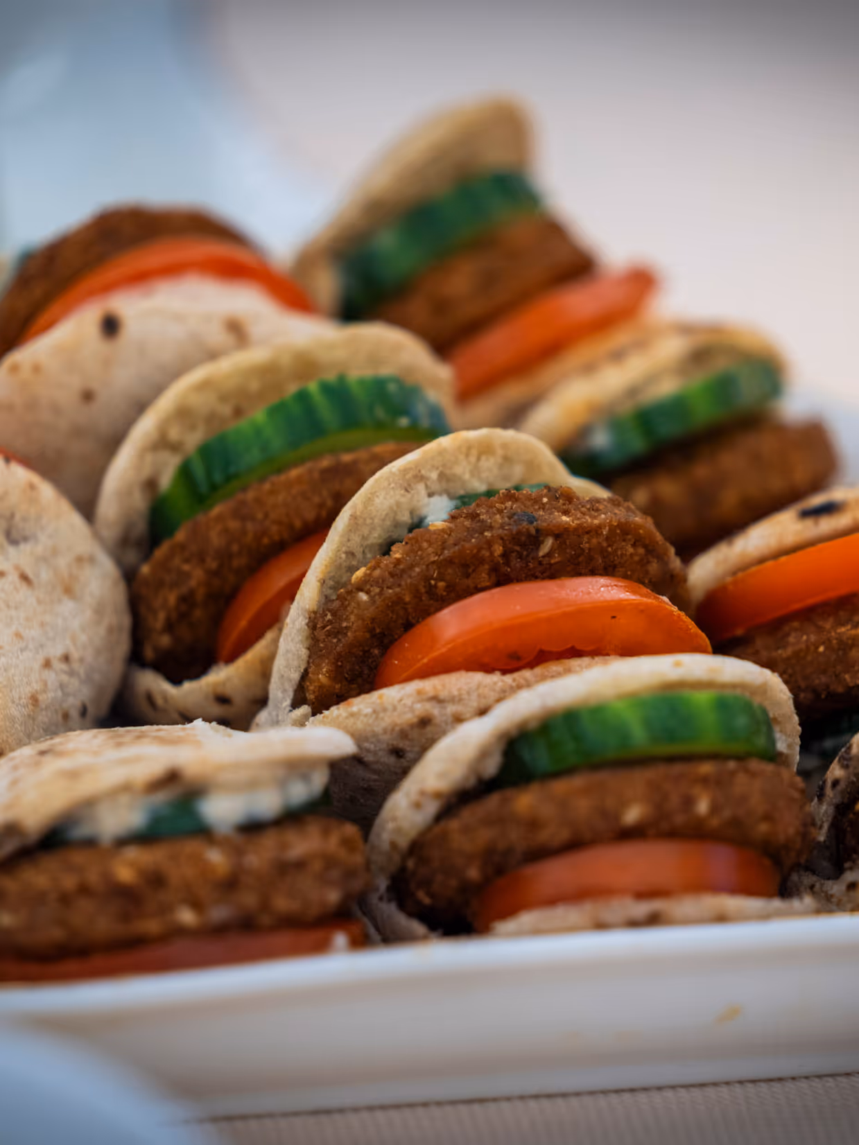 Overzicht van een tafel met eten, met mensen in uniform rondom. 
