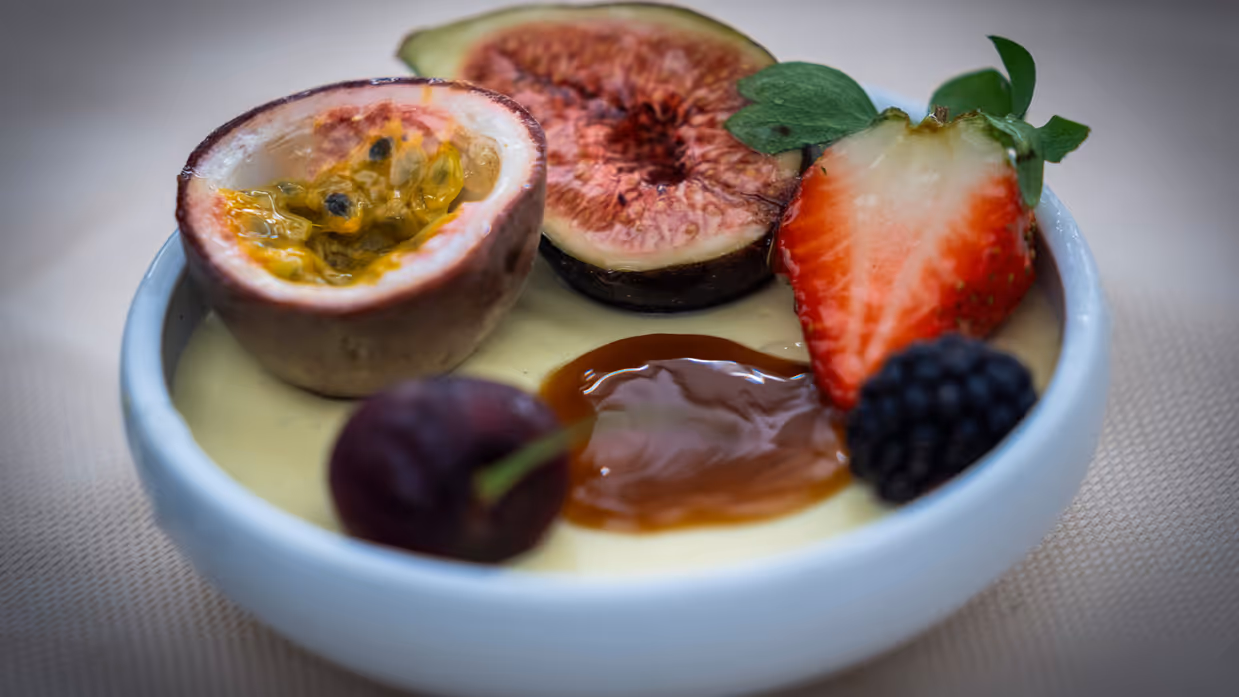 Overzicht van een tafel met eten, met mensen in uniform rondom. 