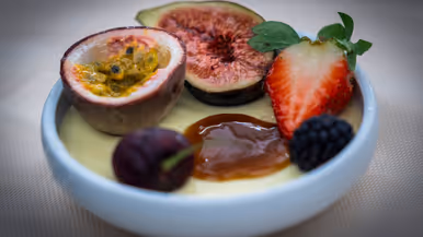 Overzicht van een tafel met eten, met mensen in uniform rondom. 