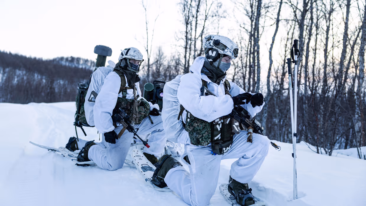 Mariniers in wintercamouflage met sneeuwschoenen tijdens in Noord-Noorwegen. 