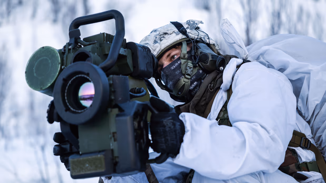 Een marinier richt zijn antitank-raketsysteem van het type Spike LR. Op de foto ernaast legt het projectiel zijn baan af richting het doel.