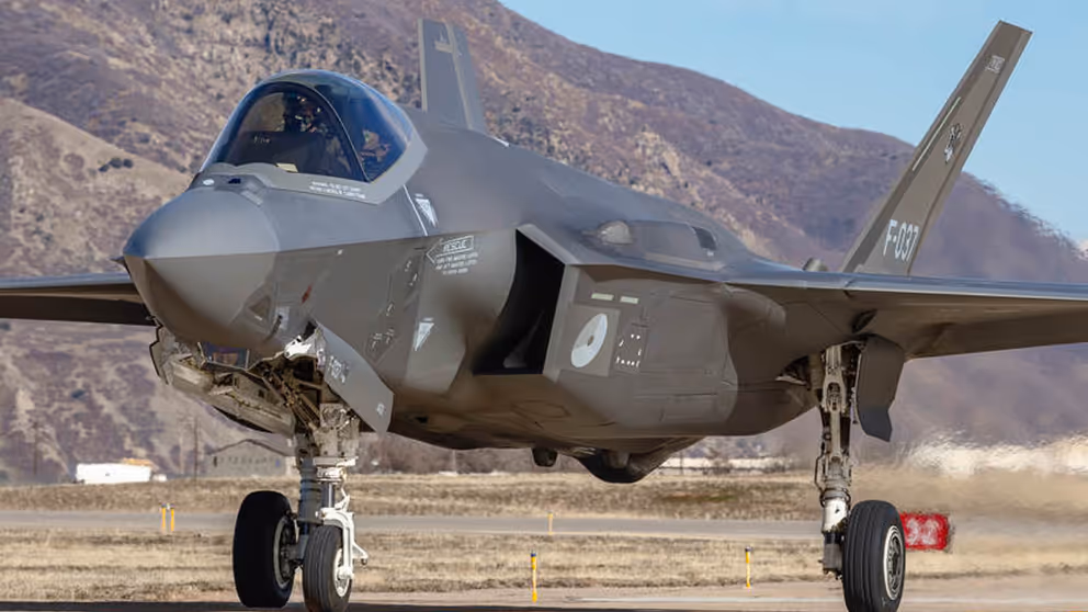 F-35 staat aan de grond. Op de achtergrond een berghelling.