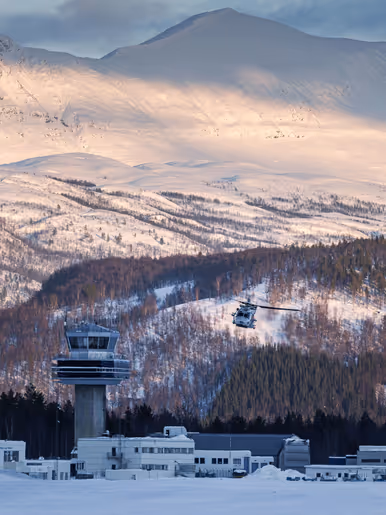 NH90 van het maritieme helikoptersquadron op een besneeuwd vliegveld in Noorwegen tijdens oefening Cold Response, met bemanningsleden zichtbaar in de cockpit.