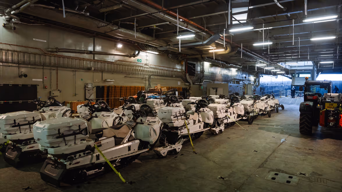 De skidoos, inmiddels ingescheept op Zr.Ms. Johan de Witt, zijn klaar voor actie tijdens Cold Response.