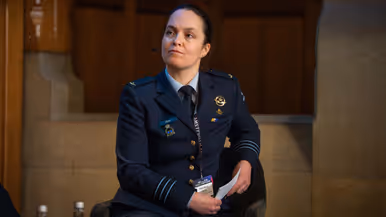 Links luitenant-generaal André Steur, rechts luitenant-kolonel Petra Wijnja. 