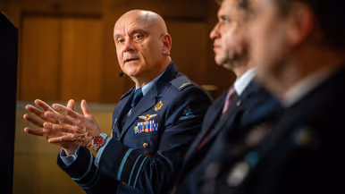 Links luitenant-generaal André Steur, rechts luitenant-kolonel Petra Wijnja. 