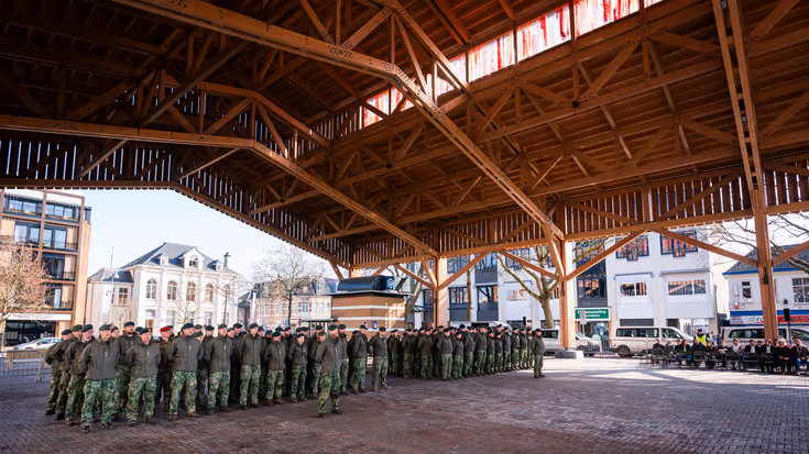 Militairen tijdens een ceremonie.