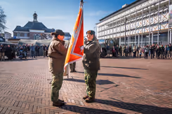 Ceremonie met vlaggenoverdracht.