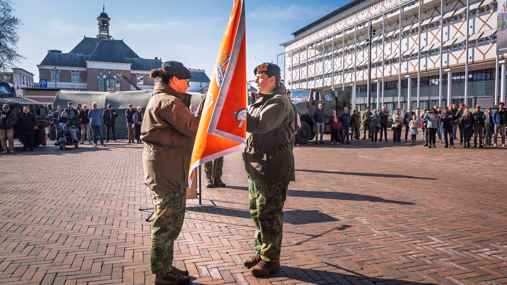 Ceremonie met vlaggenoverdracht.