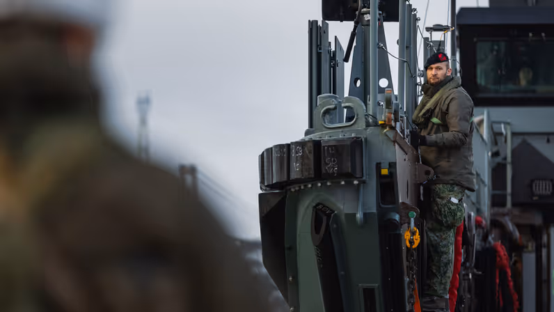 Bredewold aan boord van een landingsvaartuig tijdens oefening Cold Response. 