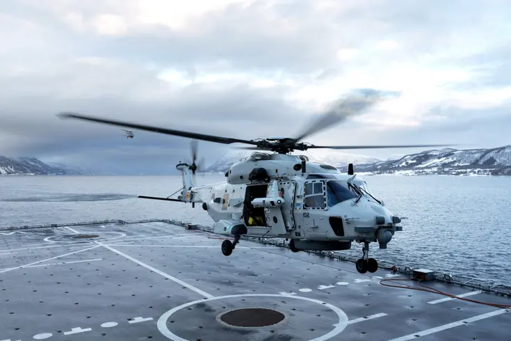 Een NH90 landt op het helikopterdek van een schip.