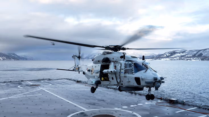 Een NH90 landt op het helikopterdek van een schip.